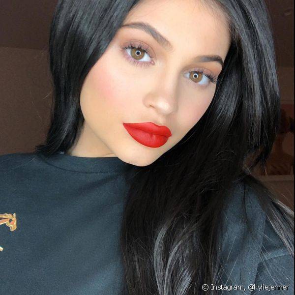 A proposta mais classy e bem marcante de Kylie Jenner com o boc?o vermelho chamou a aten??o no Instagram (Foto: Instagram @kyliejenner)